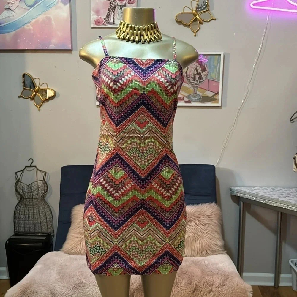 Chic size 0 dress with vibrant geometric pattern for summer.